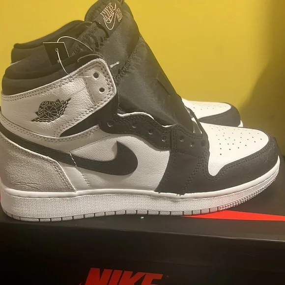 BRAND NEW MENS RETRO JORDAN 1s SIZE 7Y NWT - Picture 12 of 12